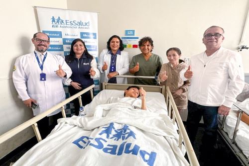 El adolescente se encuentra estable, recuperándose en el servicio de Cirugía del hospital, donde recibe el cuidado necesario y cumple el protocolo postoperatorio.