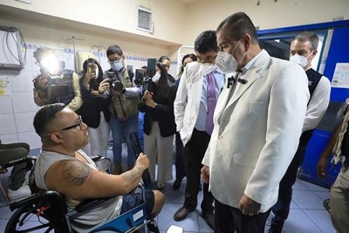 Ministro de Salud supervisa la atención en Emergencia del Hospital Cayetano Heredia. Foto: ANDINA/Difusión.