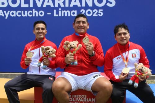 Marko Carrillo, Kevin Altamirano y José Ullilen levantan la medalla de oro tras imponerse en tiro por equipos en los Juegos Bolivarianos Ayacucho–Lima 2025. Foto: Difusión