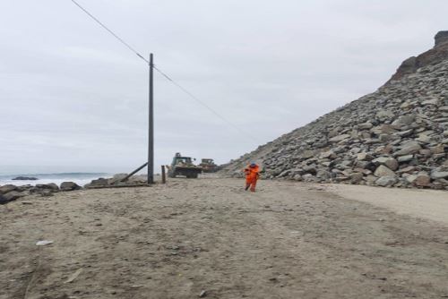 En el sector se ha establecido un flujo controlado, permitiendo el paso de 50 vehículos de norte a sur y posteriormente 50 vehículos de sur a norte, con el objetivo de descongestionar esta zona.