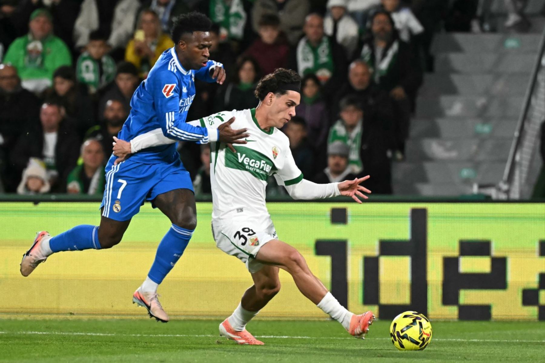 El defensor español #20 del Real Madrid, Francisco García, ayuda al delantero francés del Real Madrid #10 Kylian Mbappe a ponerse de pie durante el partido de fútbol de la liga española entre Elche CF y Real Madrid CF en el Estadio Martínez Valero en Elche el 23 de noviembre de 2025. (Foto de JOSE JORDAN / AFP)