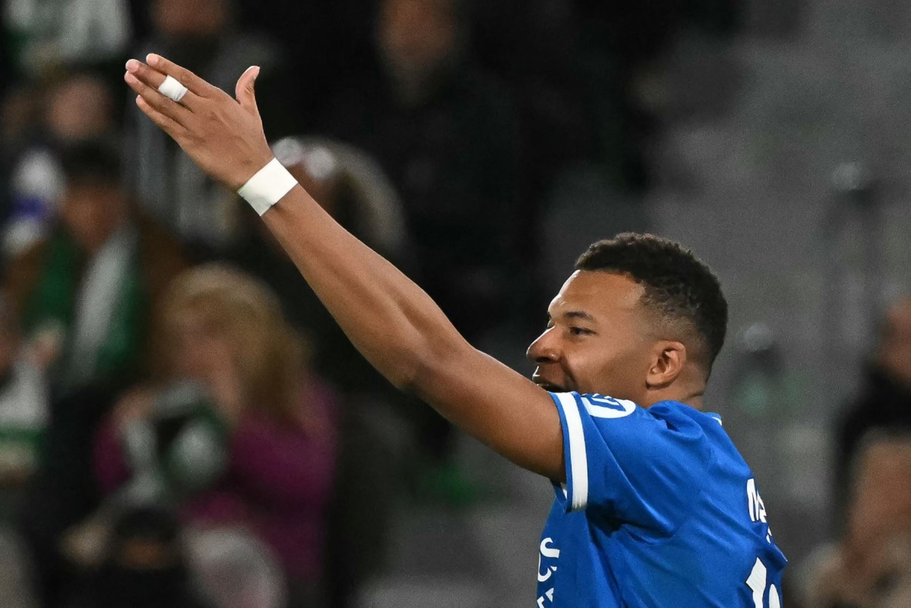 El delantero francés #10 del Real Madrid, Kylian Mbappe, reacciona durante el partido de fútbol de la liga española entre el Elche CF y el Real Madrid CF en el Estadio Martínez Valero de Elche el 23 de noviembre de 2025. (Foto de JOSE JORDAN / AFP)