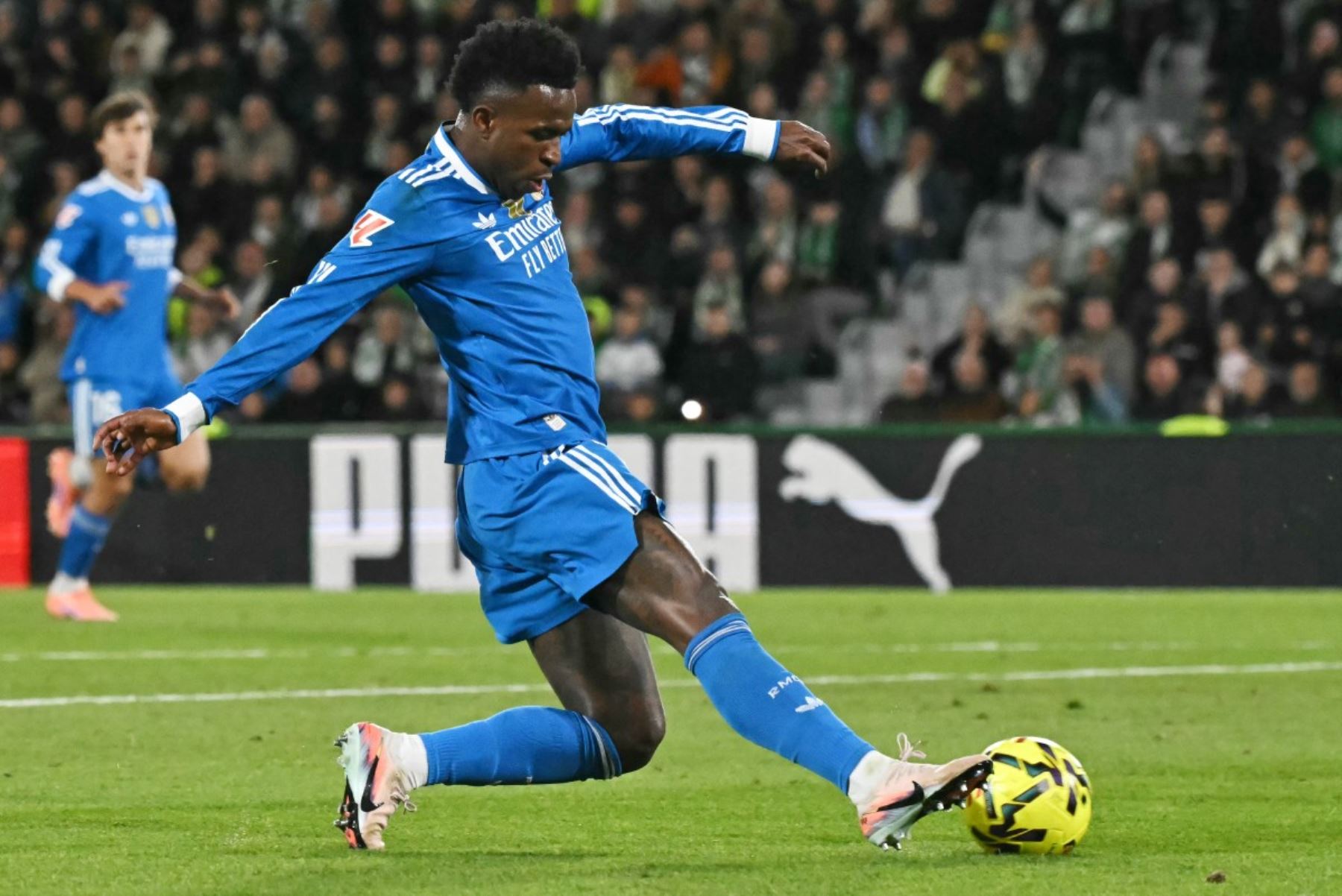 El delantero brasileño del Real Madrid #07 Vinicius Junior patea el balón durante el partido de fútbol de la liga española entre Elche CF y Real Madrid CF en el Estadio Martínez Valero en Elche el 23 de noviembre de 2025. (Foto de JOSE JORDAN / AFP)