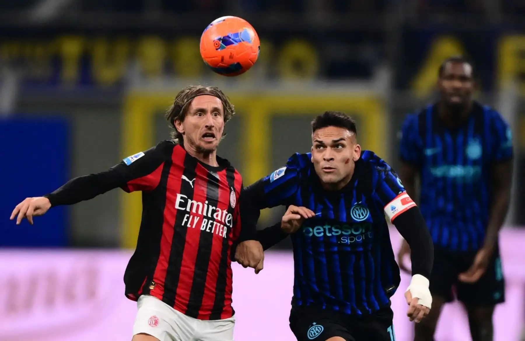 El delantero argentino del Inter de Milán, Lautaro Martínez, y el centrocampista croata del AC Milan, Luka Modric, compiten por el balón durante el partido de fútbol de la Serie A italiana entre el Inter de Milán y el AC Milán en el estadio San Siro en Milán, norte de Italia, el 23 de noviembre de 2025. (Foto de Marco BERTORELLO / AFP)