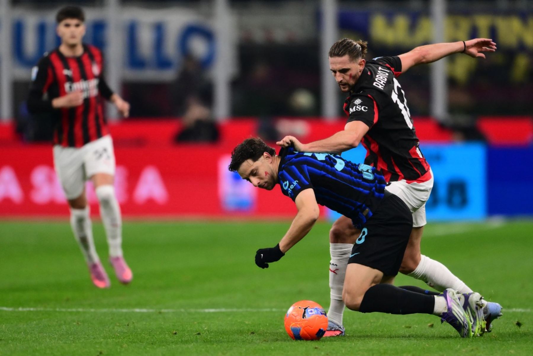 El centrocampista francés del AC Milan #12 Adrien Rabiot (R) y el midifelder suizo del Inter Milan #30 Ardon Jashari luchan por el balón durante el partido de fútbol italiano de la Serie A entre el Inter de Milán y el AC Milán en el estadio San Siro en Milán, norte de Italia, el 23 de noviembre de 2025. (Foto de Marco BERTORELLO / AFP)
