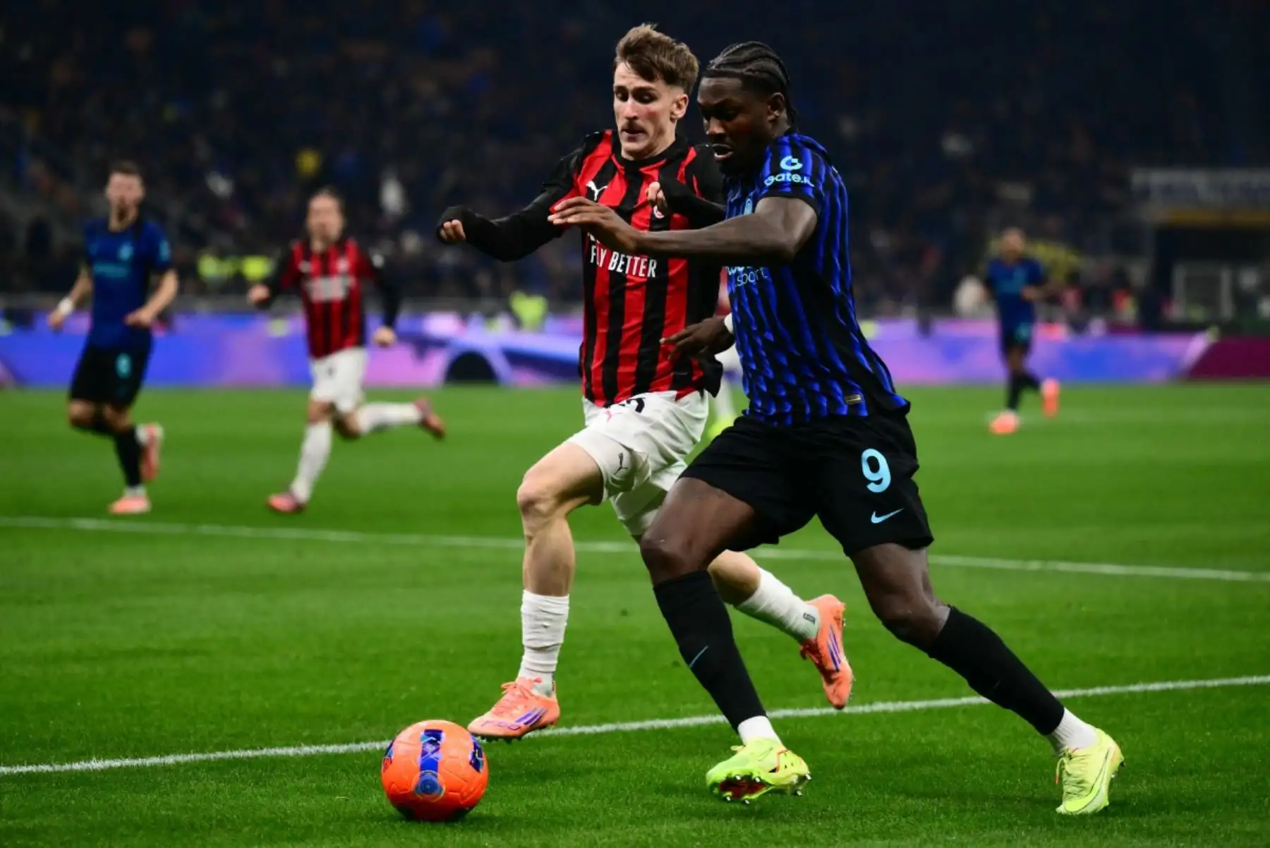 El centrocampista del Begian #56 del AC Milan, Alexis Saelemaekers, y el delantero francés del Inter de Milán #09, Marcus Thuram, compiten por el balón durante el partido de fútbol italiano de la Serie A entre el Inter de Milán y el AC Milán en el estadio San Siro de Milán, al norte de Italia, el 23 de noviembre de 2025. (Foto de Marco BERTORELLO / AFP)