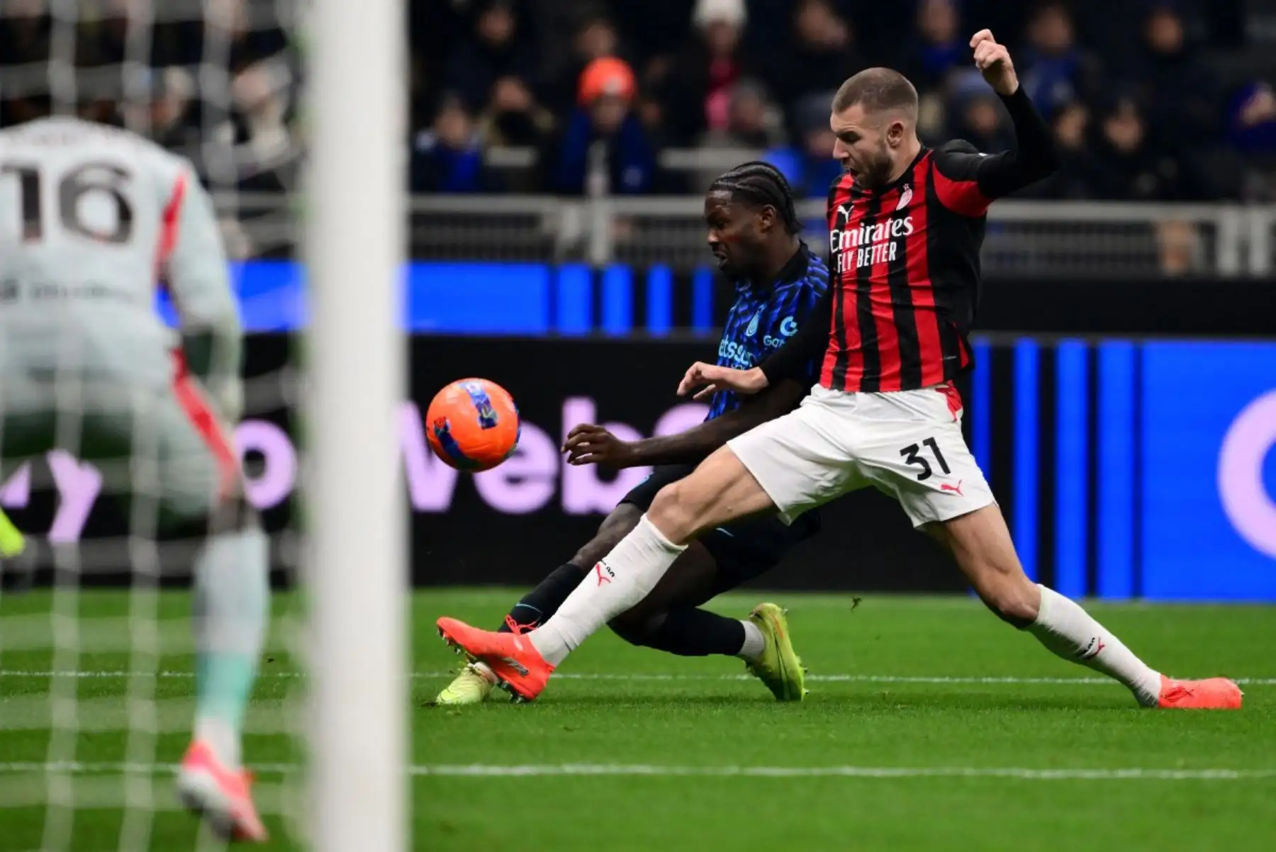 El delantero francés del Inter de Milán #09 Marcus Thuram (IZquierda) y el defensor serbio del AC Milan #31 Strahinja Pavlovic durante el partido de fútbol italiano de la Serie A entre el Inter de Milán y el AC Milán en el estadio San Siro en Milán, norte de Italia, el 23 de noviembre de 2025. (Foto de Marco BERTORELLO / AFP)