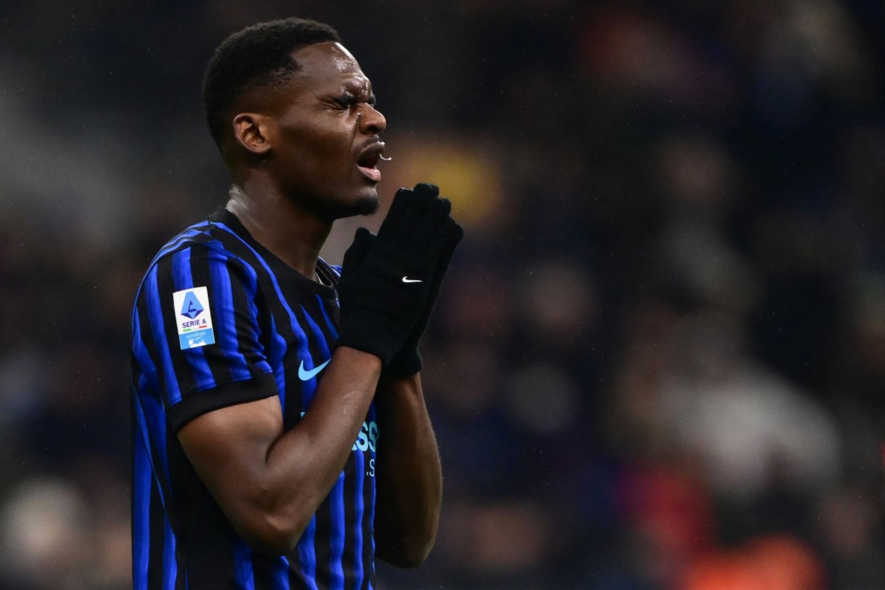 El delantero francés #14 del Inter de Milán, Ange-Yoan Bonny, reacciona durante el partido de fútbol italiano de la Serie A entre el Inter de Milán y el AC Milan en el estadio San Siro en Milán, al norte de Italia, el 23 de noviembre de 2025. (Foto de Marco BERTORELLO / AFP)