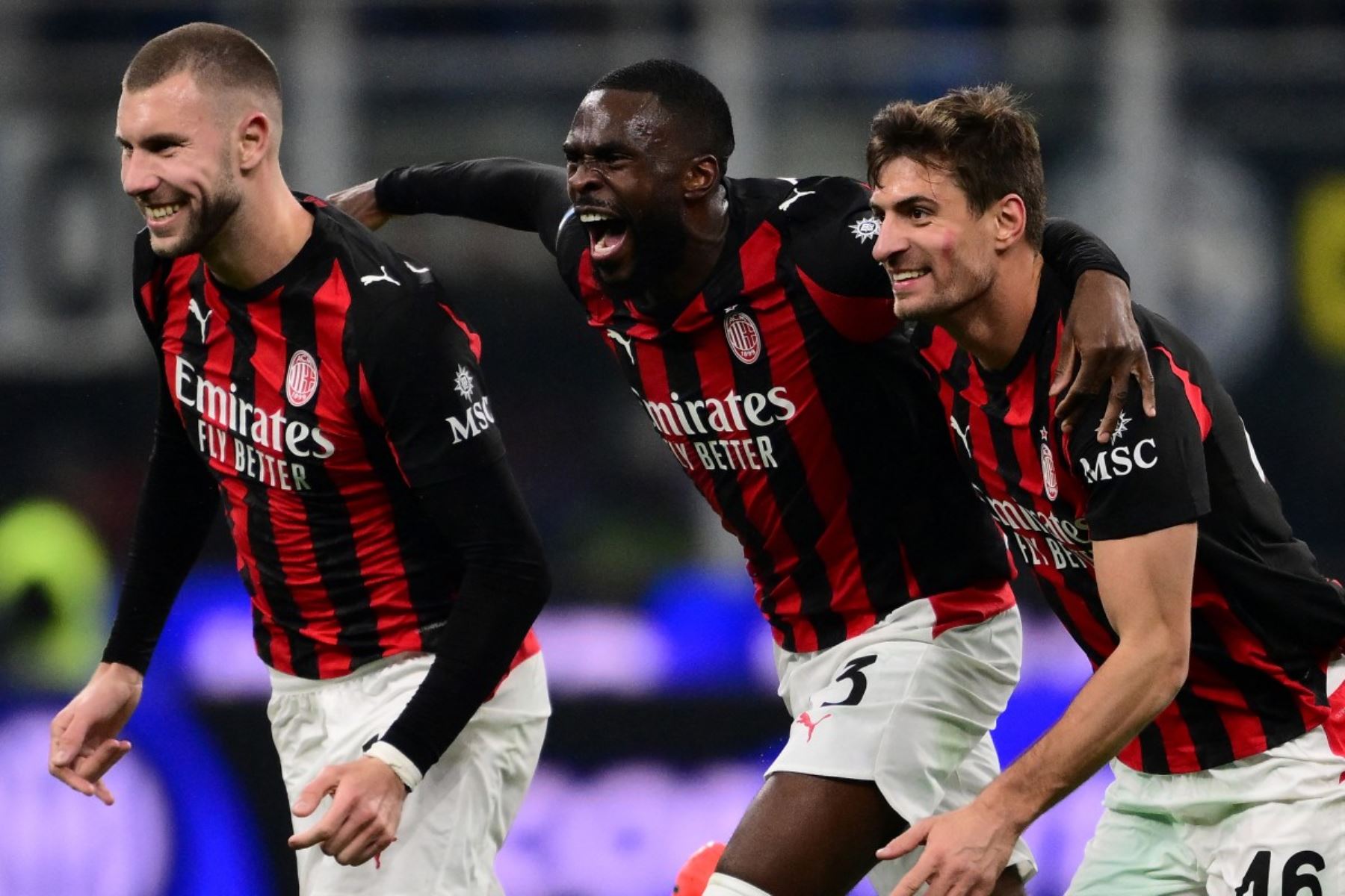 El defensor serbio del AC Milan, Strahinja Pavlovic, el defensor canadiense del AC Milan, Fikayo Tomori y el defensor italiano del AC Milan, Matteo Gabbia, celebran después de ganar el partido de fútbol italiano de la Serie A entre el Inter de Milán y el AC Milan en el estadio San Siro en Milán, norte de Italia, el 23 de noviembre de 2025. (Foto de Marco BERTORELLO / AFP)