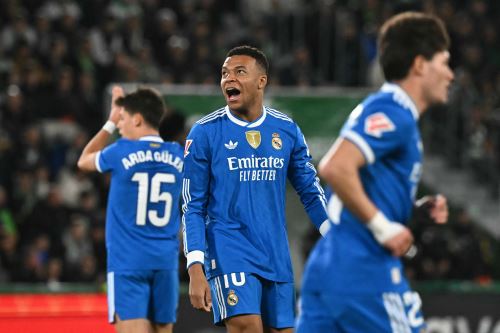 El delantero francés del Real Madrid, Kylian Mbappé, reacciona durante el partido de la liga española entre el Elche CF y el Real Madrid CF en el Estadio Martínez Valero de Elche. Foto: AFP