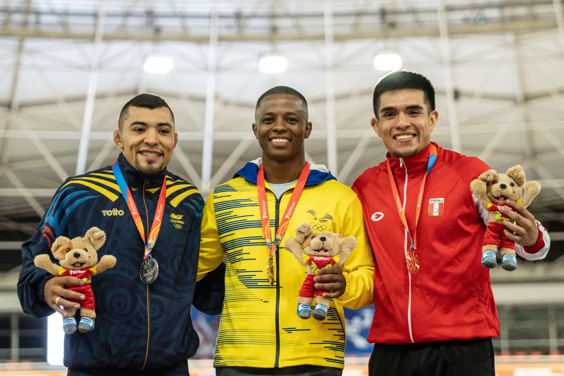 Julián Stiven Horta de Colombia, medalla de plata; Andrés Roberto Montaño de Ecuador, medalla de oro; y Nilton Gonzalo Soto de Perú, medalla de bronce, posan en el podio de premiación este domingo, al finalizar la lucha grecorromana en los vigésimos Juegos Bolivarianos en la Villa Deportiva Nacional en Lima- Perú.
Foto: ANDINA/EFE