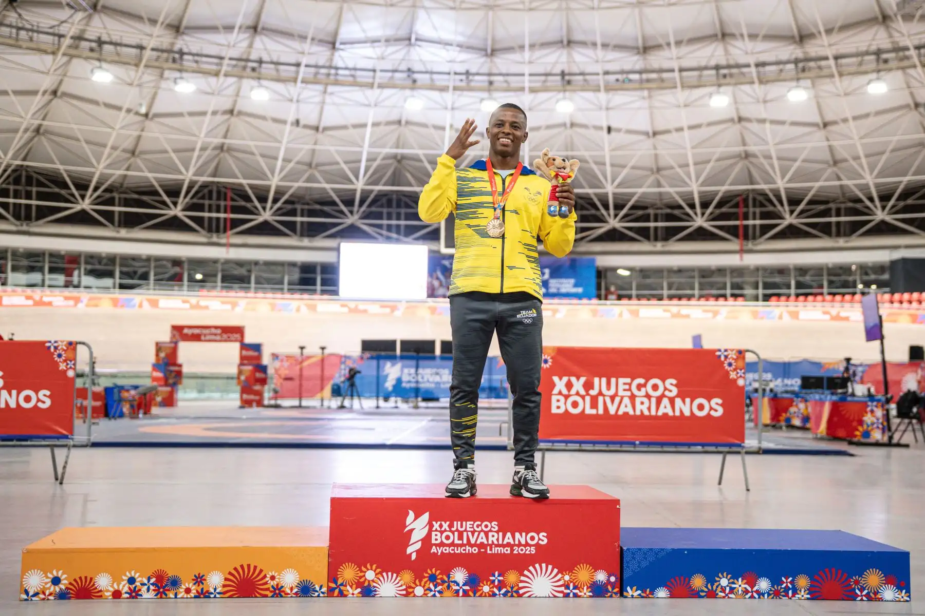 Andres Roberto Montaño de Ecuador, medalla de oro, posa en el podio de premiación este domingo, al finalizar la lucha grecorromana en los vigésimos Juegos Bolivarianos en la Villa Deportiva Nacional en Lima- Perú.
Foto: ANDINA/ EFE