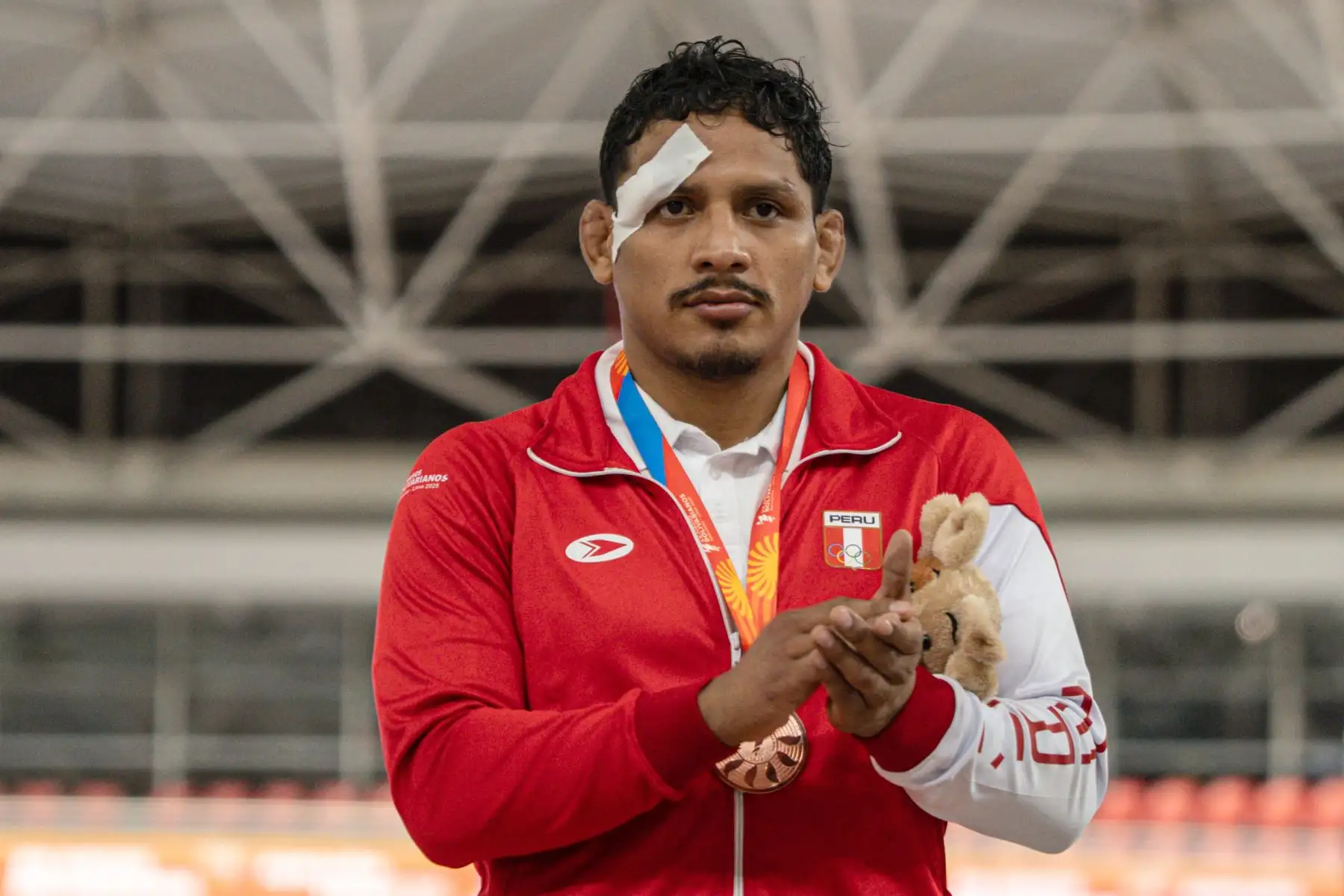 El luchador Carlos Espinoza de Perú celebra, al ganar la medalla de bronce de la lucha grecorromana en los vigésimos Juegos Bolivarianos en la Villa Deportiva Nacional en Lima (Perú). Foto: ANDINA/ EFE