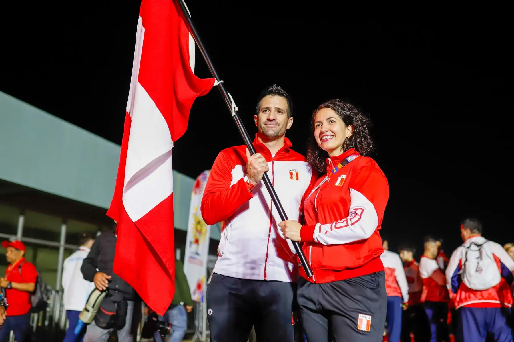 Los deportistas delegación de Perú, Stefano Peschiera y María Luisa Doig, posan durante la inauguración de los XX Juegos Bolivarianos.  Ayacucho y Lima 2025 fueron inaugurados en la Fortaleza del Real Felipe del Callao, donde desfilaron las delegaciones de los 17 países que participan en esta edición que reúne a más de 4.500 atletas. Foto: ANDINA/EFE