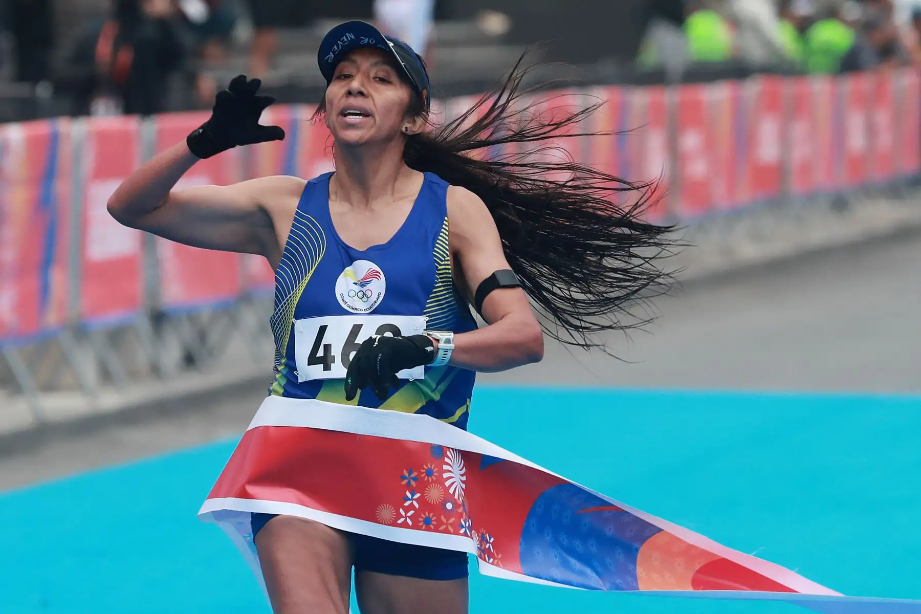 La atleta Silvia Patricia Ortiz Morocho de Ecuador celebra su llegada a la meta, a la Plaza Mayor de Lima (Perú). Ortiz consiguió el primer oro para su país al ganar el maratón. Foto: ANDINA/EFE