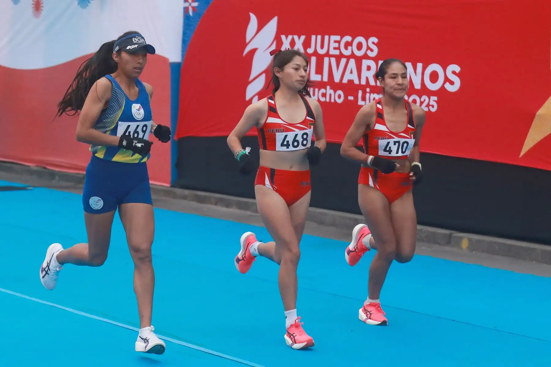 La atleta Silvia Patricia Ortiz Morocho de Ecuador partcipa junto a las peruanas Sheyla Eulogio Páucar y Zarita Suárez Núñez, en la maratón de los vigésimos Juegos Bolivarianos de Lima y Ayacucho 2025 en la Plaza Mayor de Lima (Perú). Ortiz consiguió el primer oro para su país al ganar el maratón. Foto: ANDINA/EFE