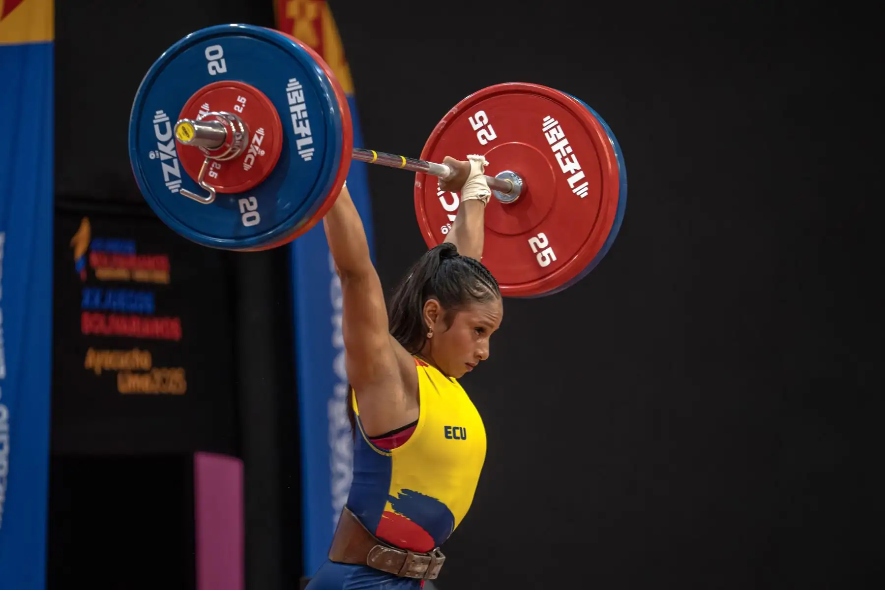 Jenifer Samantha Becerra de Ecuador, participa en la competencia de pesas femenina, durante los vigésimos Juegos Bolivarianos en la Villa Deportiva Nacional en Lima (Perú). Foto: ANDINA/EFE