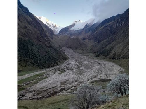 Autoridades de Cusco confirmaron el desprendimiento de un bloque de hielo del nevado Quiswar que provocó un aluvión en Santa Teresa que solo causó daños materiales en el distrito de Santa Teresa. ANDINA/Difusión