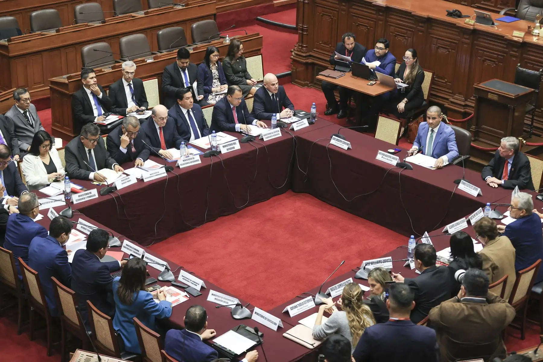 El presidente del Consejo de Ministros, Ernesto Álvarez, junto a sus ministros de Estado, sustenta ante la Comisión de Constitución del Congreso el pedido de facultades al Ejecutivo para legislar en materia de seguridad ciudadana.
Foto: ANDINA/Jhonel Rodríguez Robles
