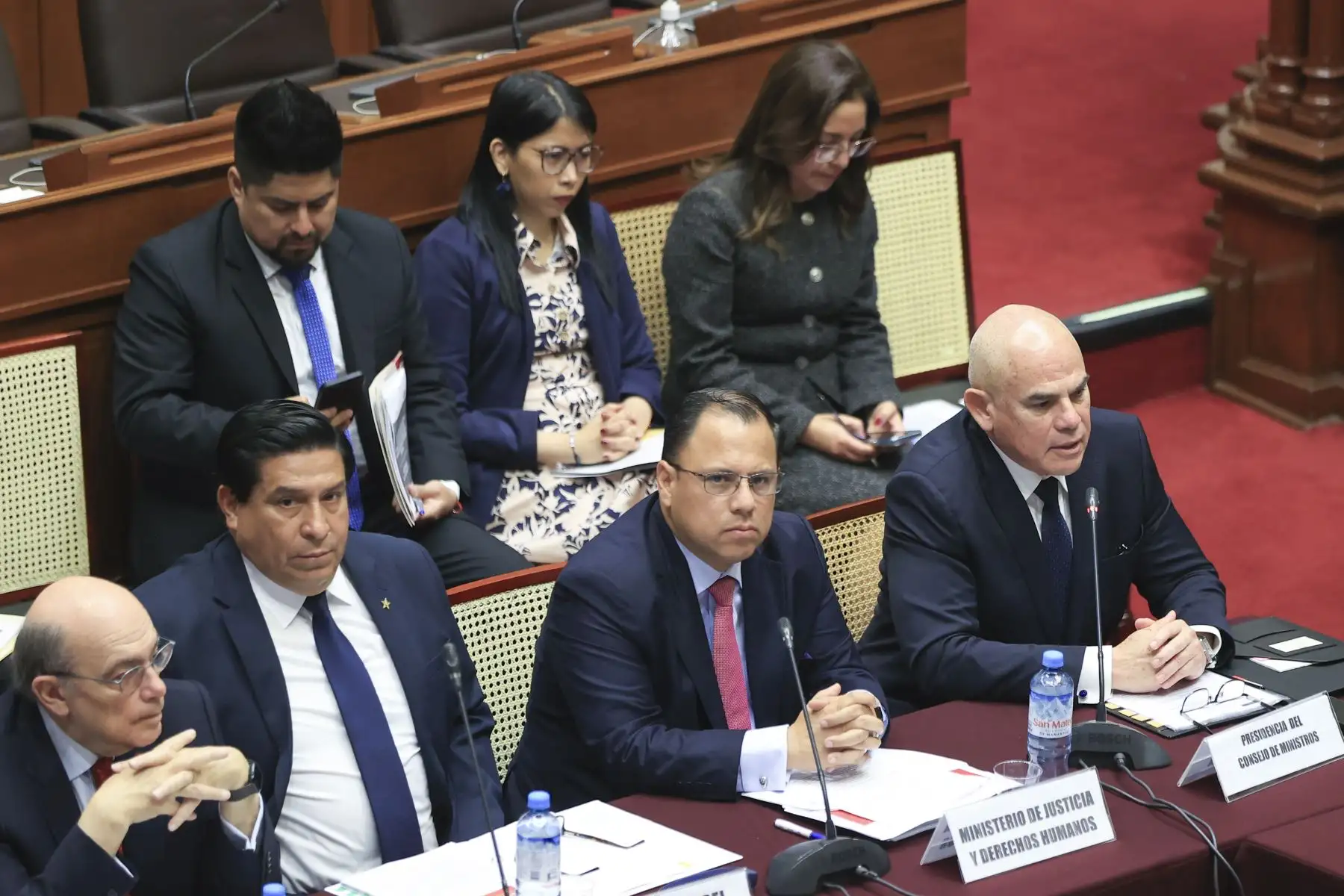 El presidente del Consejo de Ministros, Ernesto Álvarez, junto a sus ministros de Estado, sustenta ante la Comisión de Constitución del Congreso el pedido de facultades al Ejecutivo para legislar en materia de seguridad ciudadana.
Foto: ANDINA/Jhonel Rodríguez Robles