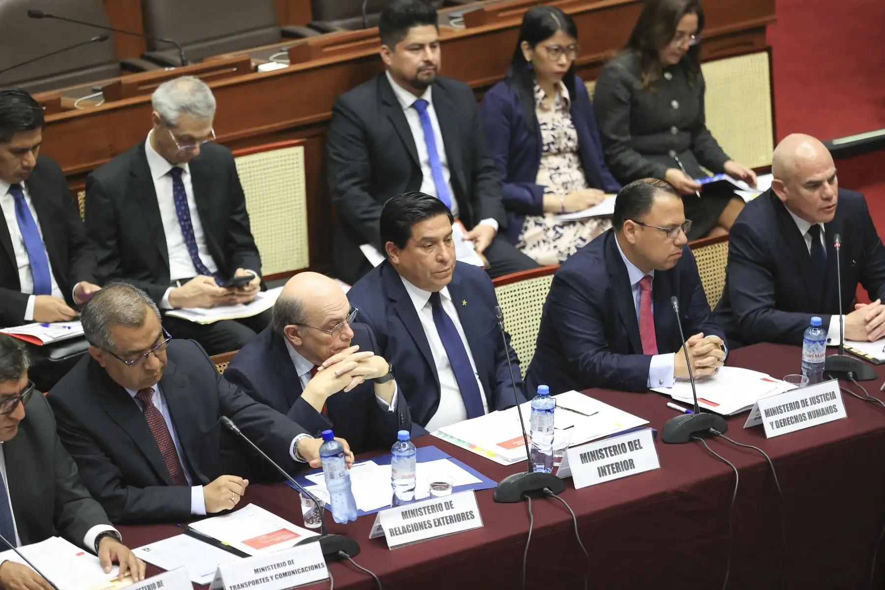 El presidente del Consejo de Ministros, Ernesto Álvarez, junto a sus ministros de Estado, sustenta ante la Comisión de Constitución del Congreso el pedido de facultades al Ejecutivo para legislar en materia de seguridad ciudadana.
Foto: ANDINA/Jhonel Rodríguez Robles