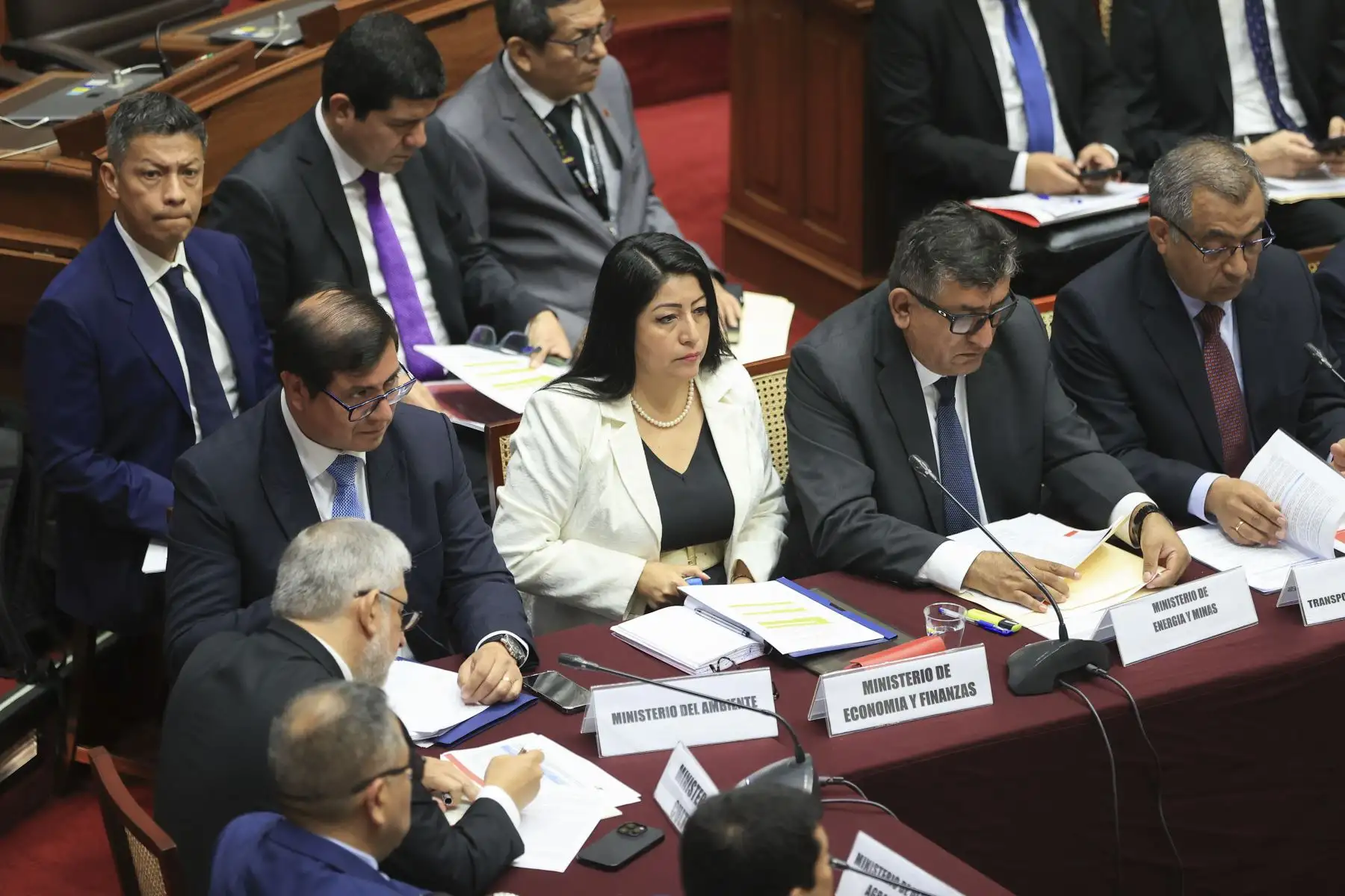 El presidente del Consejo de Ministros, Ernesto Álvarez, junto a sus ministros de Estado, sustenta ante la Comisión de Constitución del Congreso el pedido de facultades al Ejecutivo para legislar en materia de seguridad ciudadana.
Foto: ANDINA/Jhonel Rodríguez Robles
