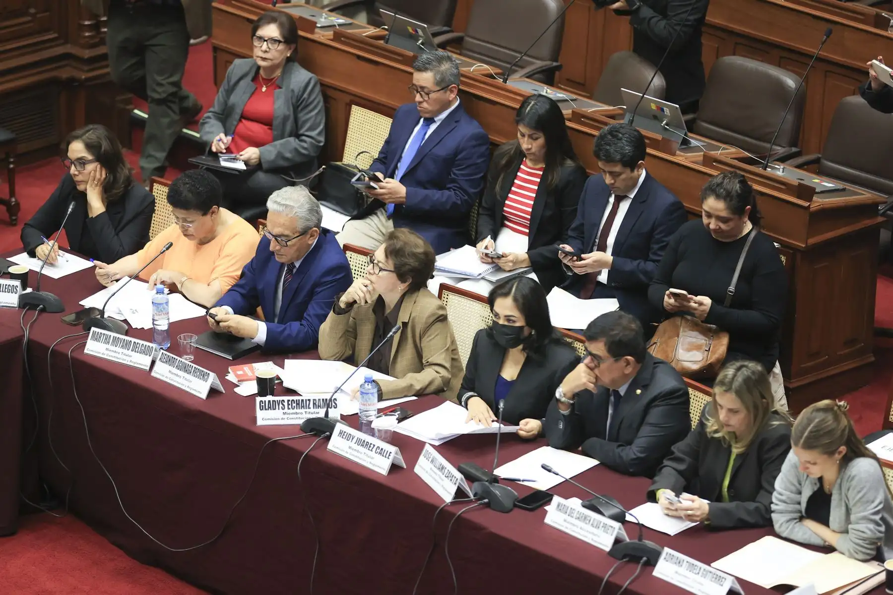 El presidente del Consejo de Ministros, Ernesto Álvarez, junto a sus ministros de Estado, sustenta ante la Comisión de Constitución del Congreso el pedido de facultades al Ejecutivo para legislar en materia de seguridad ciudadana.
Foto: ANDINA/Jhonel Rodríguez Robles