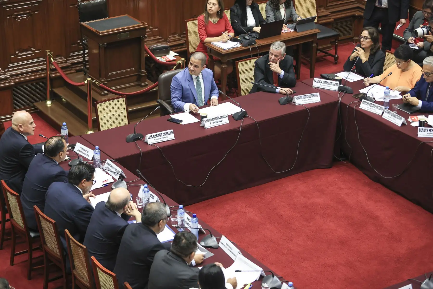 El presidente del Consejo de Ministros, Ernesto Álvarez, junto a sus ministros de Estado, sustenta ante la Comisión de Constitución del Congreso el pedido de facultades al Ejecutivo para legislar en materia de seguridad ciudadana.
Foto: ANDINA/Jhonel Rodríguez Robles
