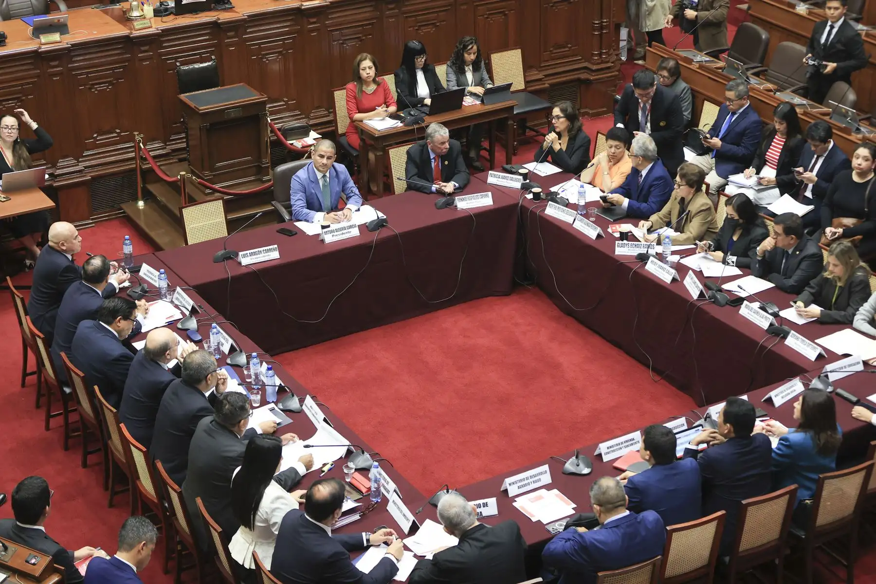 El presidente del Consejo de Ministros, Ernesto Álvarez, junto a sus ministros de Estado, sustenta ante la Comisión de Constitución del Congreso el pedido de facultades al Ejecutivo para legislar en materia de seguridad ciudadana.
Foto: ANDINA/Jhonel Rodríguez Robles