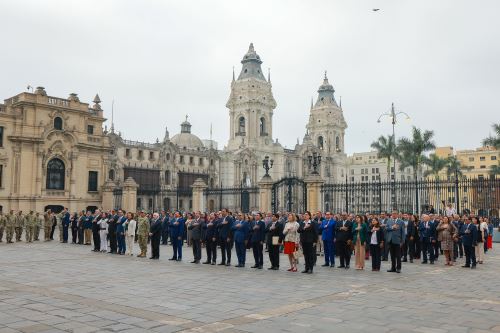 Izamiento del Pabellón Nacional en Palacio de Gobierno.