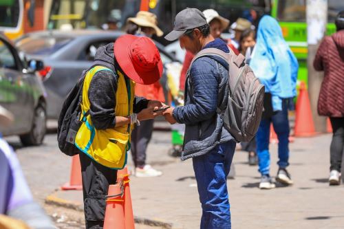 Osiptel advierte que la venta en la calle continúa a pesar de estar prohibida. Foto: ANDINA/Difusión