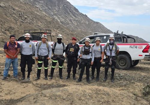 Especialistas de Búsqueda y Rescate de la Policía Nacional del Perú rescataron a cuatro jóvenes que habían quedado atrapados en el cerro Campana, ubicado en el distrito de Huanchaco, provincia de Trujillo cuando realizaban una ruta extrema. ANDINA/Difusión