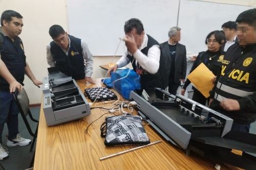 La Universidad Nacional San Cristóbal de Huamanga (UNSCH), ubicada en la ciudad de Ayacucho, fue allanada por representantes del Cuarto Despacho de la Fiscalía Provincial Corporativa Especializada en Delitos de Corrupción de Funcionarios de Ayacucho como parte de la investigación preliminar por el presunto delito de cohecho pasivo propio relacionado con el proceso de admisión 2026-II. ANDINA/Difusión