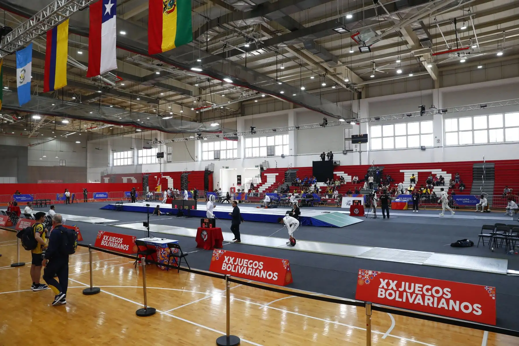 Cuatro deportistas peruanos participaron en las competencias de Esgrima de los XX Juegos Bolivarianos Ayacucho - Lima 2025, en las categorías de espada individual masculina y florete individual femenina, durante la jornada del lunes 24 de noviembre de 2025, desde el Polideportivo 1 de la Villa Deportiva Nacional VIDENA de San Luis. Foto: ANDINA/Daniel Bracamonte