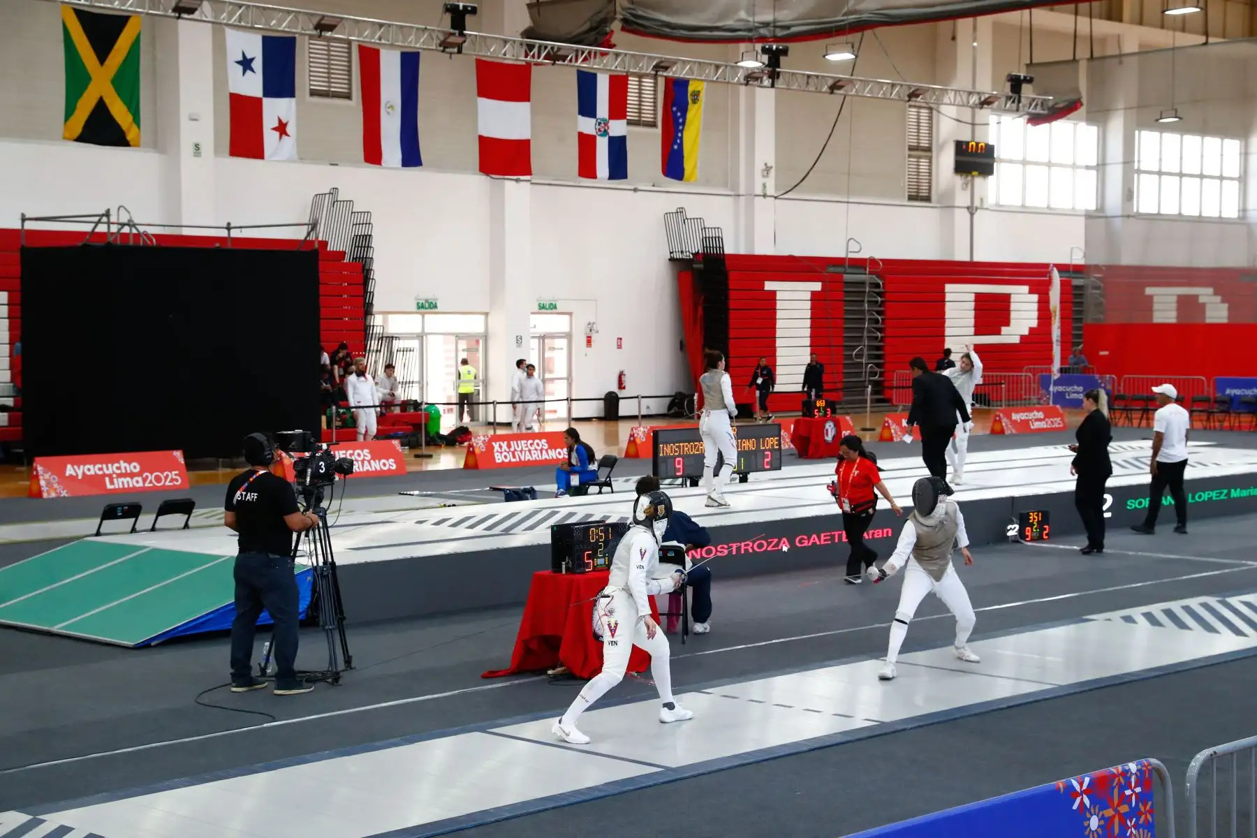 Cuatro deportistas peruanos participaron en las competencias de Esgrima de los XX Juegos Bolivarianos Ayacucho - Lima 2025, en las categorías de espada individual masculina y florete individual femenina, durante la jornada del lunes 24 de noviembre de 2025, desde el Polideportivo 1 de la Villa Deportiva Nacional VIDENA de San Luis. Foto: ANDINA/Daniel Bracamonte