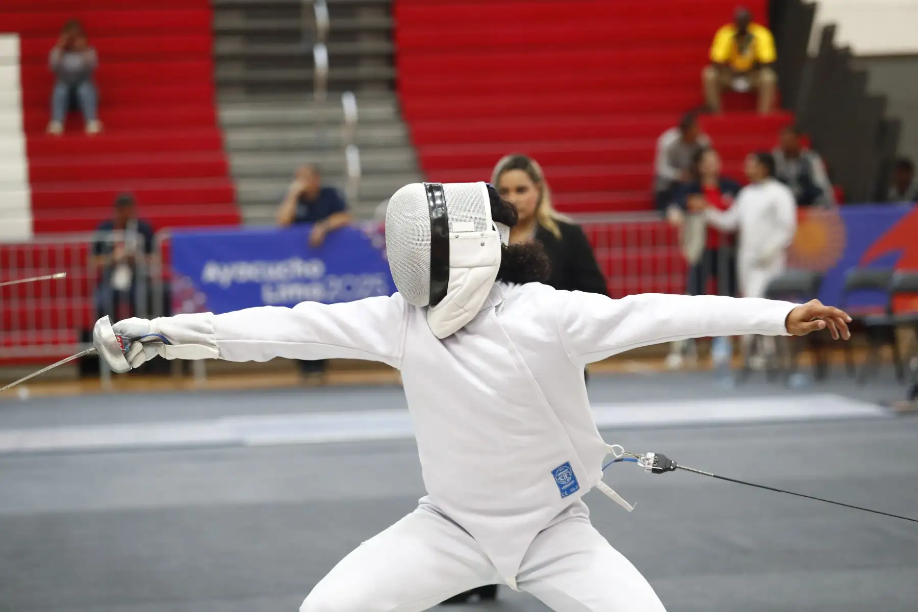 Cuatro deportistas peruanos participaron en las competencias de Esgrima de los XX Juegos Bolivarianos Ayacucho - Lima 2025, en las categorías de espada individual masculina y florete individual femenina, durante la jornada del lunes 24 de noviembre de 2025, desde el Polideportivo 1 de la Villa Deportiva Nacional VIDENA de San Luis. Foto: ANDINA/Daniel Bracamonte