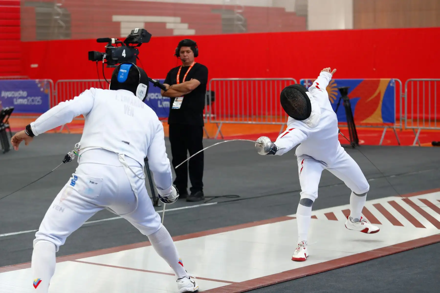 Cuatro deportistas peruanos participaron en las competencias de Esgrima de los XX Juegos Bolivarianos Ayacucho - Lima 2025, en las categorías de espada individual masculina y florete individual femenina, durante la jornada del lunes 24 de noviembre de 2025, desde el Polideportivo 1 de la Villa Deportiva Nacional VIDENA de San Luis. Foto: ANDINA/Daniel Bracamonte