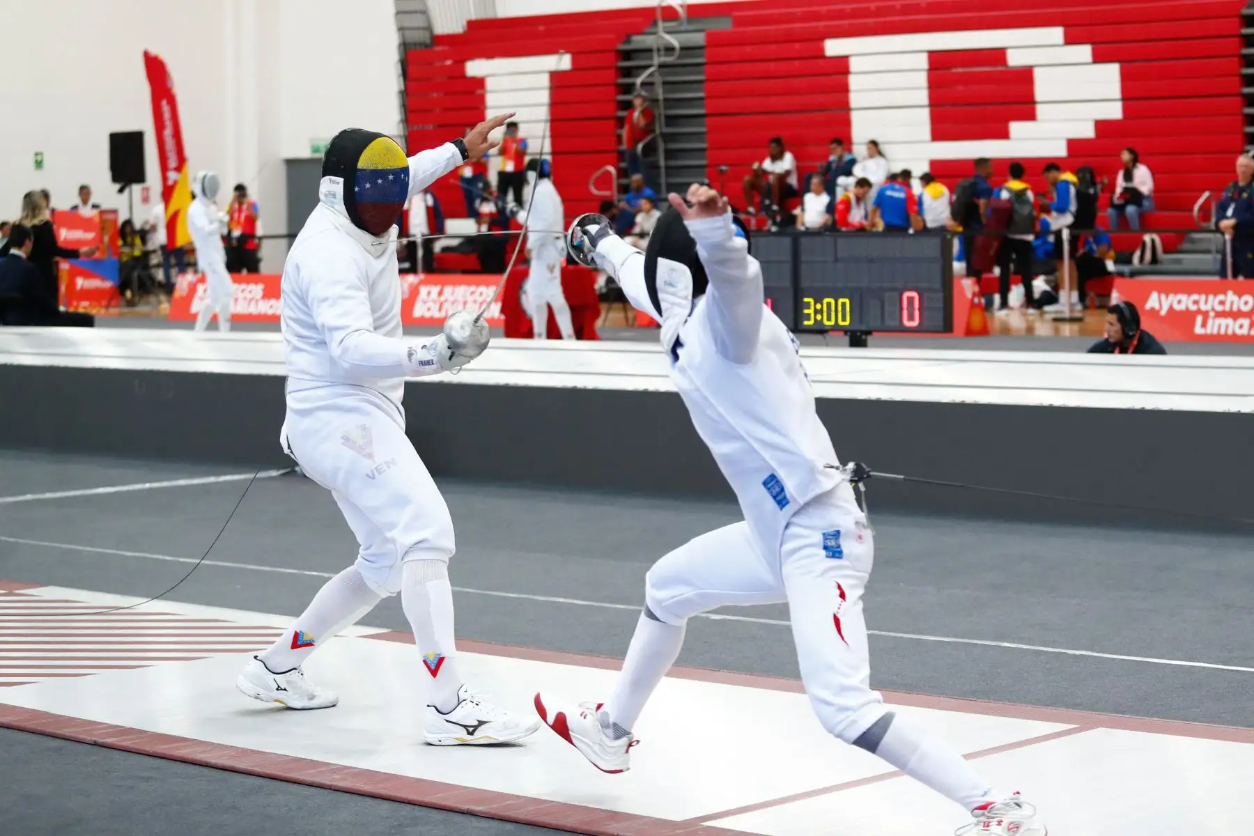 Cuatro deportistas peruanos participaron en las competencias de Esgrima de los XX Juegos Bolivarianos Ayacucho - Lima 2025, en las categorías de espada individual masculina y florete individual femenina, durante la jornada del lunes 24 de noviembre de 2025, desde el Polideportivo 1 de la Villa Deportiva Nacional VIDENA de San Luis. Foto: ANDINA/Daniel Bracamonte