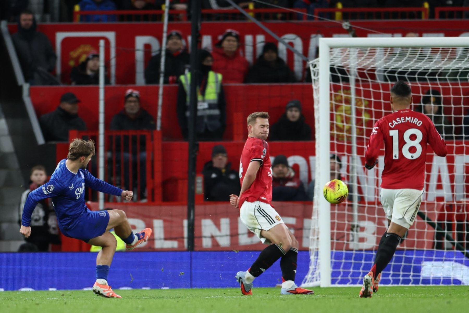 El centrocampista inglés  del Everton, Kiernan Dewsbury-Hall dispara para marcar el primer gol del partido de la Premier League inglesa entre el Manchester United y el Everton. AFP