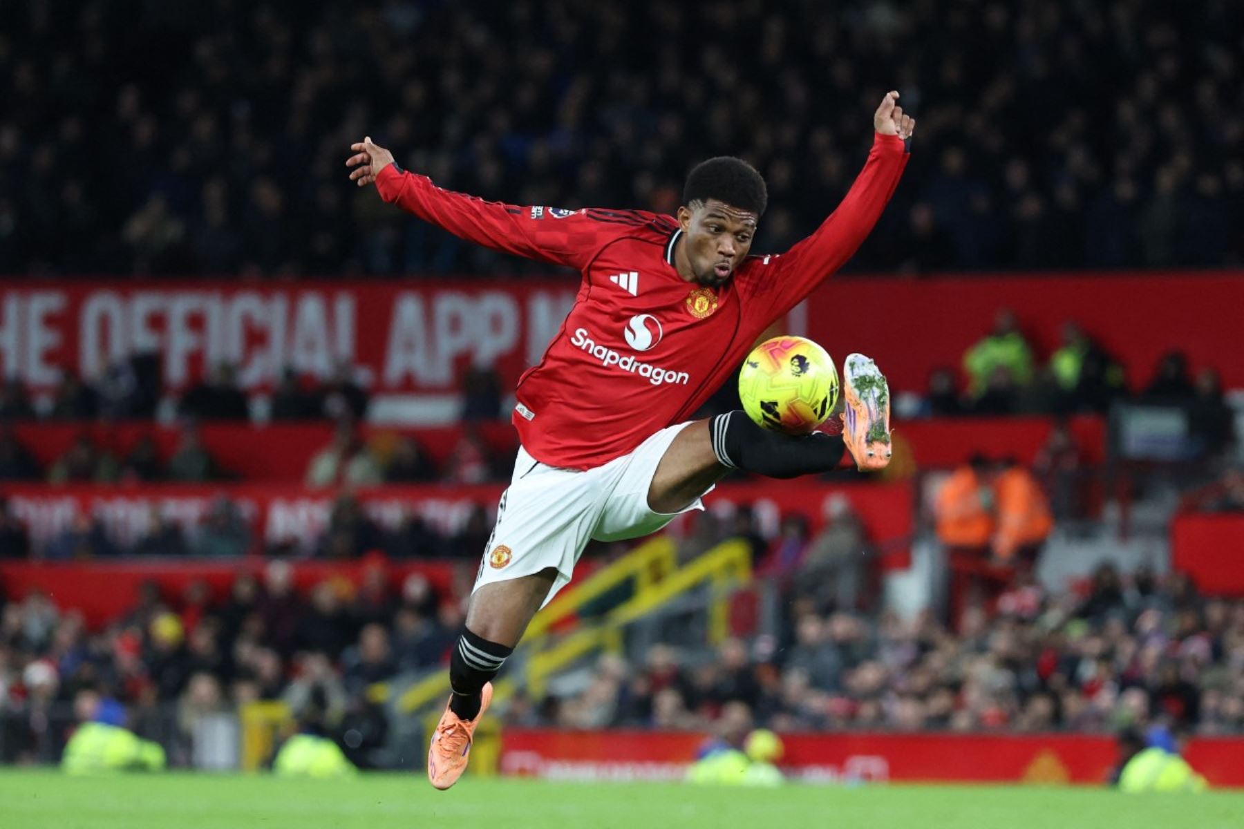 El delantero marfileño  del Manchester United, Amad Diallo, controla el balón durante el partido de la Premier League inglesa entre el Manchester United y el Everton. AFP