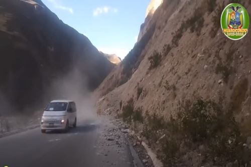 Municipalidad de Huarocondo alerta a los transportistas que esta zona presenta de manera recurrente: caída de rocas, deslizamientos en masa, inestabilidad propia de la formación geológica del sector.