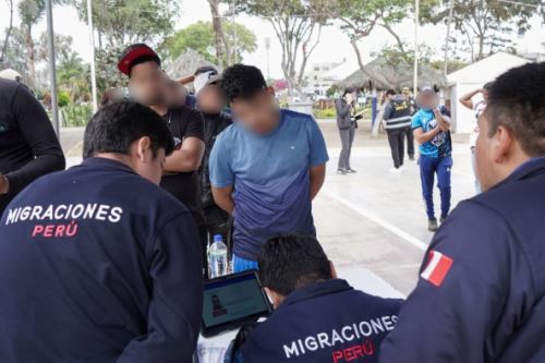 Las resoluciones de expulsión y salida obligatoria del territorio nacional de las personas extranjeras son ejecutadas por la Policía Nacional del Perú (PNP), a través de sus diferentes unidades.ANDINA/Difusión