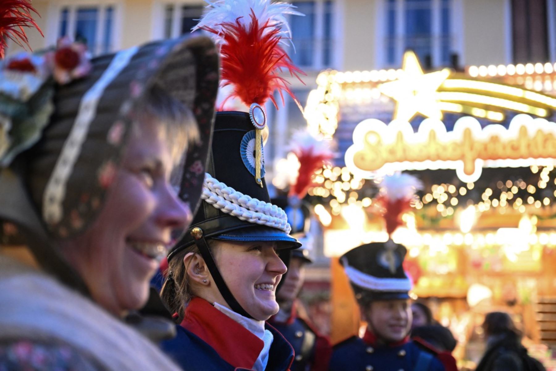 Personas disfrazadas se muestran en el mercado navideño de la céntrica plaza Roemer de Frankfurt am Main. AFP