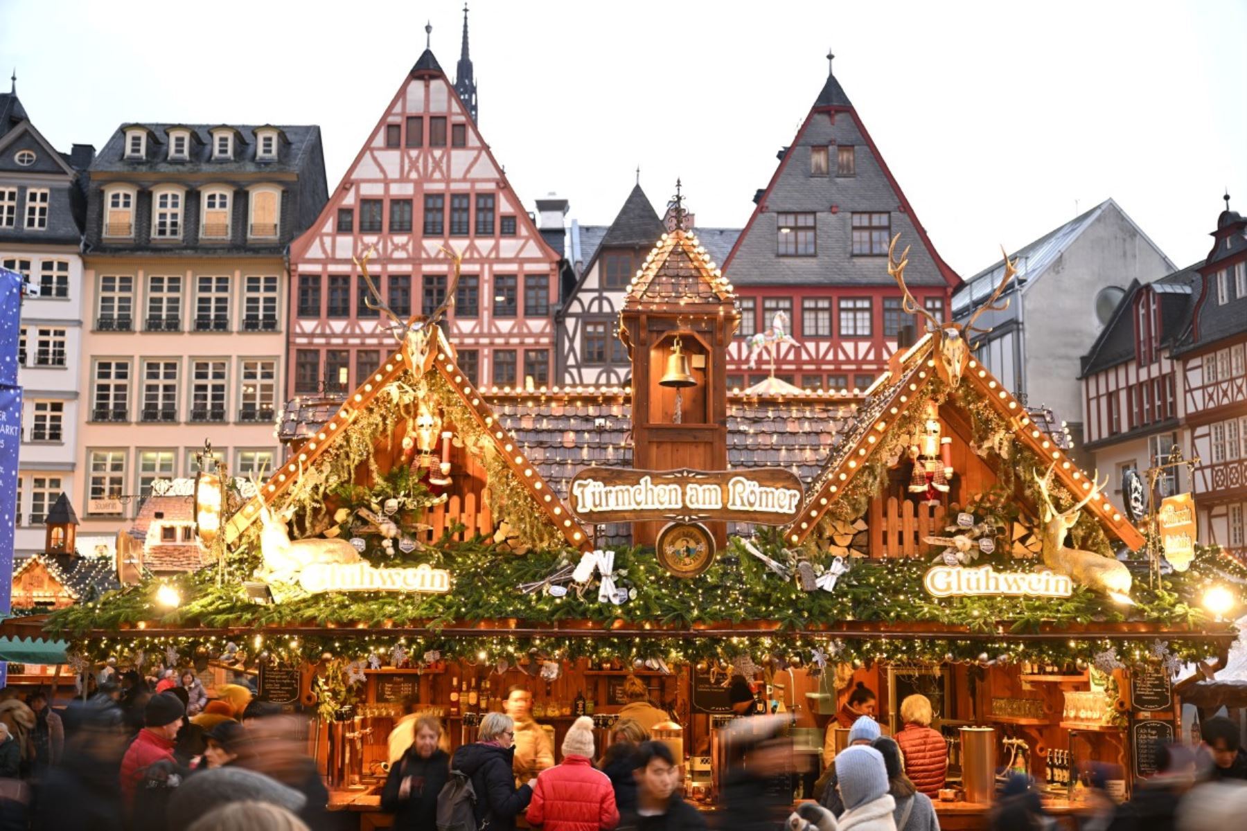 La gente pasea por el mercado navideño en la céntrica plaza Roemer de Frankfurt am Main. AFP