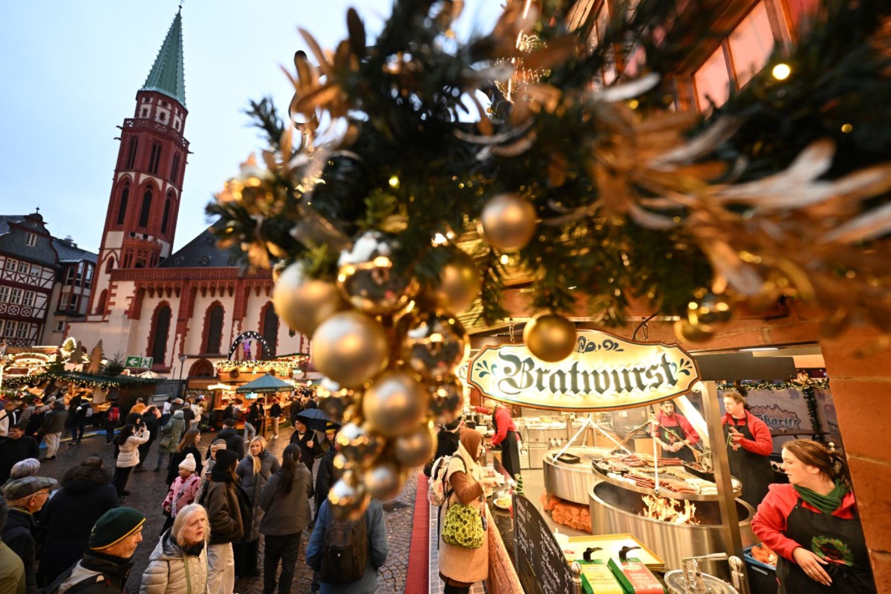 La gente pasea por el mercado navideño en la céntrica plaza Roemer de Frankfurt am Main. AFP