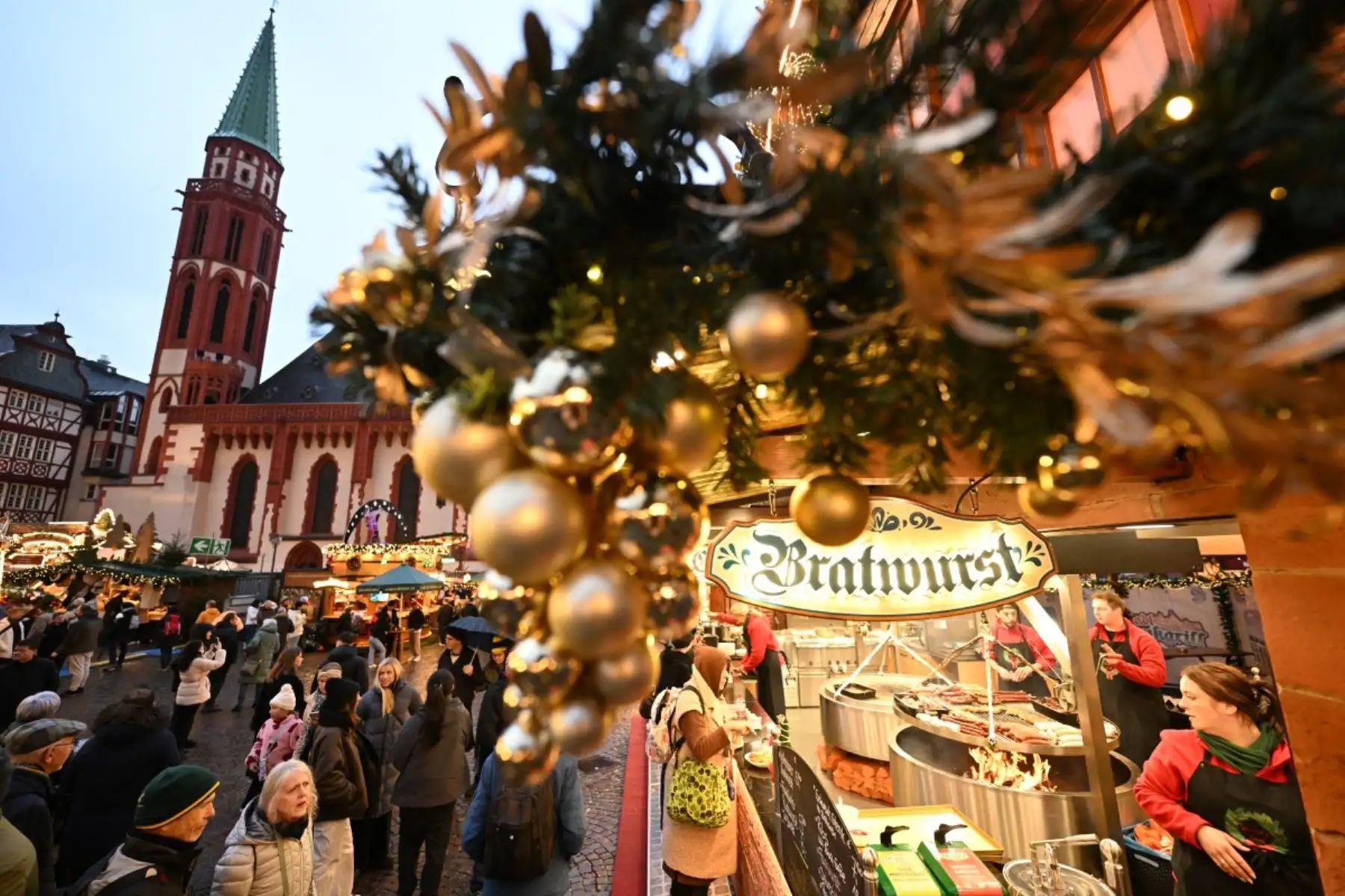 La gente pasea por el mercado navideño en la céntrica plaza Roemer de Frankfurt am Main. AFP
