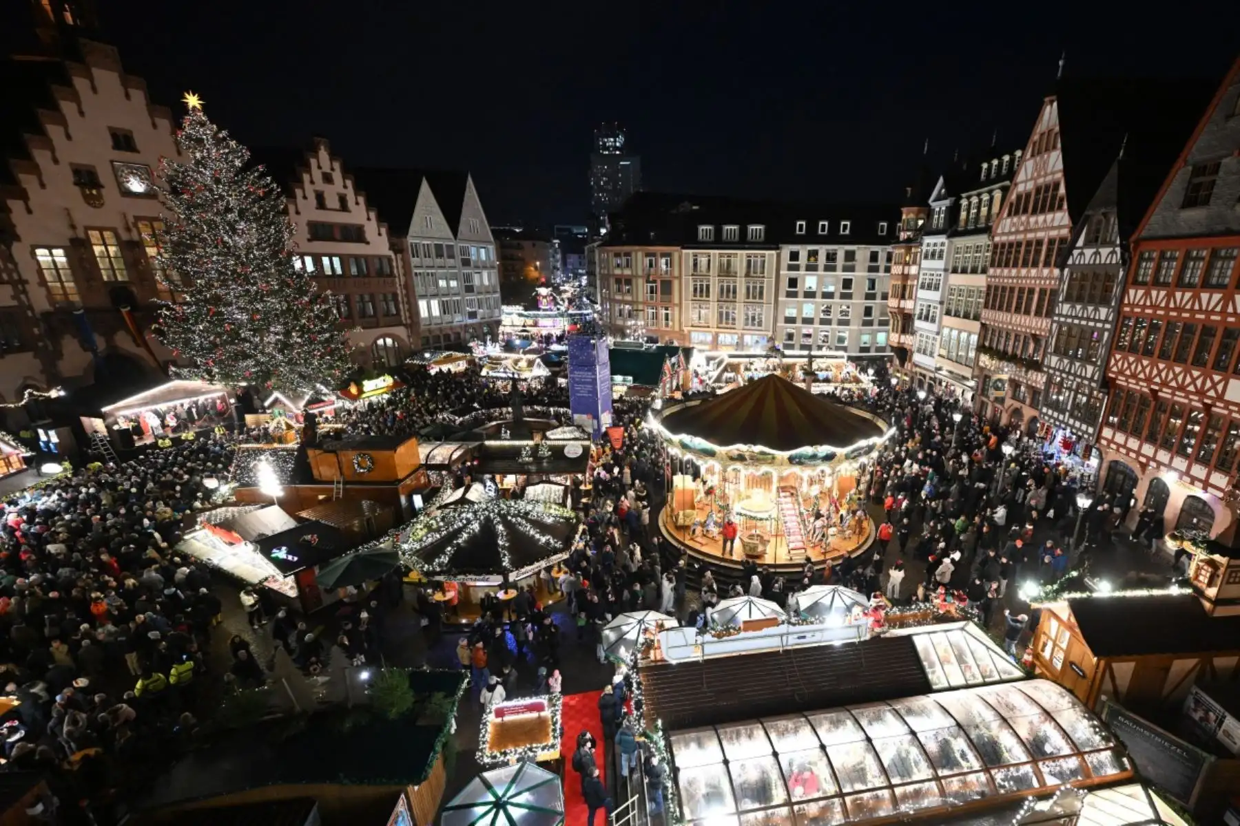 Un tiovivo se ve entre los puestos del mercado navideño de la céntrica plaza Roemer de Frankfurt am Main. AFP