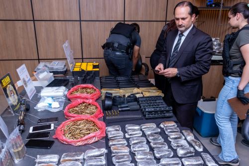 Estructura operaba bajo la fachada de una “importadora”, donde se adaptaban vehículos para mover drogas, municiones y partes de fusiles hacia el Brasil. Foto: SENAD/X.