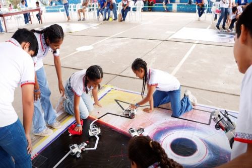El docente de informática Frank Raúl Ortiz explicó que la competencia evalúa desde la presentación y el armado de los robots hasta la calibración de sensores y la ejecución de circuitos.