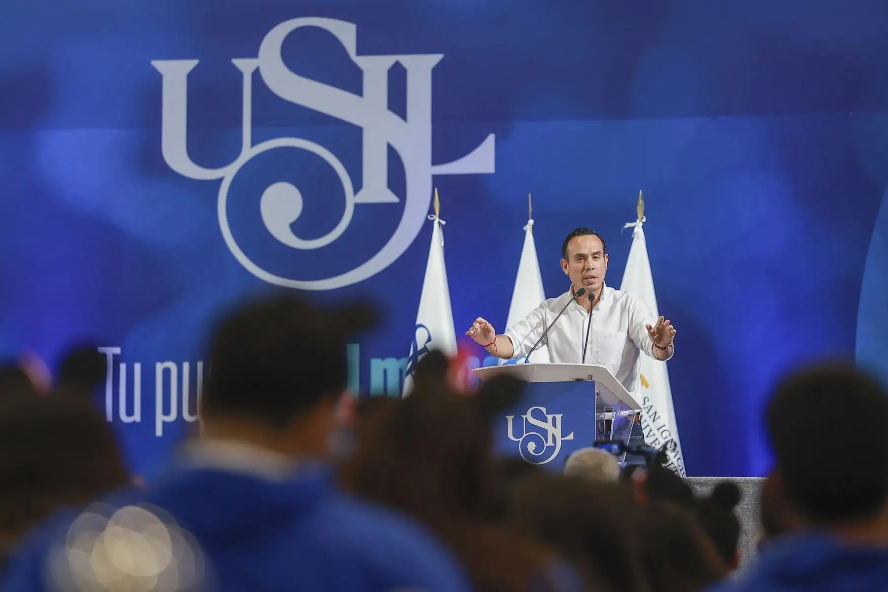 El presidente  José Jerí acompañó esta mañana a más de 400 estudiantes universitarios que viajarán a Estados Unidos como parte del programa de fortalecimiento de conocimientos y capacidades en la Walt Disney Company. Foto: ANDINA/Prensa Presidencia